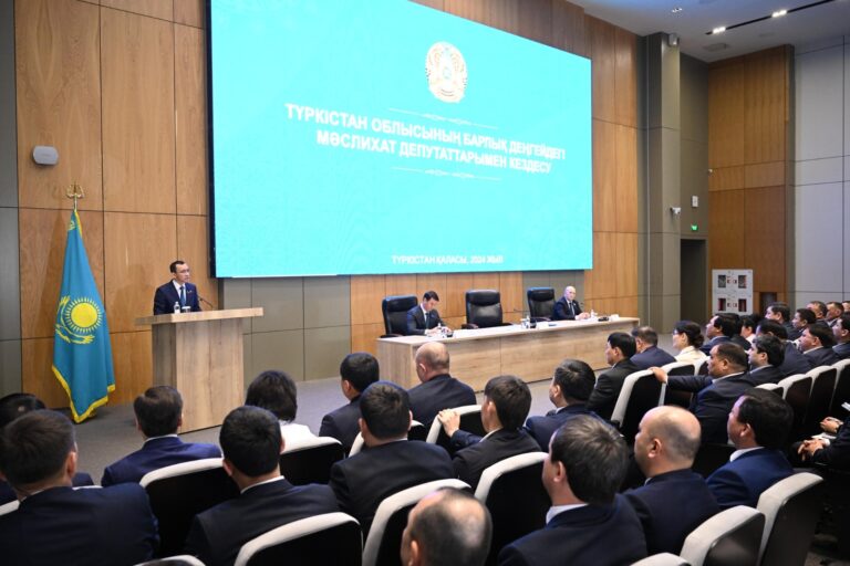 СЕНАТОРЛАР ЖЕРГІЛІКТІ МӘСЛИХАТ ДЕПУТАТТАРЫМЕН ЖӘНЕ ӨҢІР ЖҰРТШЫЛЫҒЫМЕН ДЕ КЕЗДЕСТІ