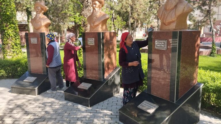 «КИЕЛІ МЕКЕН»: САРЫАҒАШТА ҰЛЫ ТҰЛҒАЛАРДЫҢ ЕСКЕРТКІШТЕРІНЕ ТАЗАЛЫҚ ЖҰМЫСТАРЫ ЖҮРГІЗІЛДІ