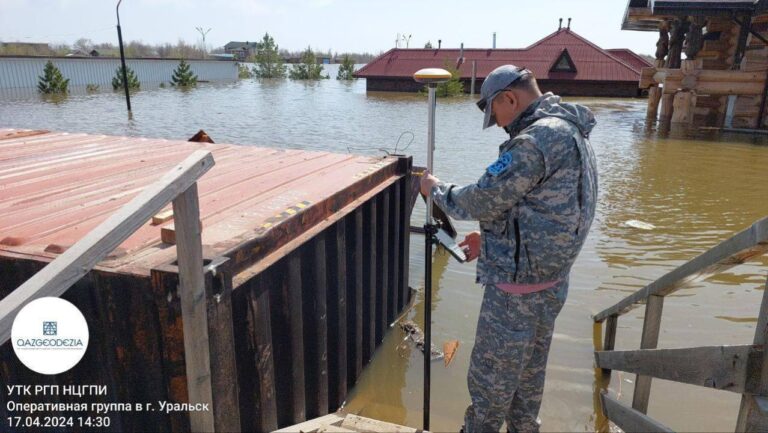 Цифрландыру: Геодезистер су тасқыны аймақтарында жедел геодезиялық өлшеулер жүргізіп жатыр