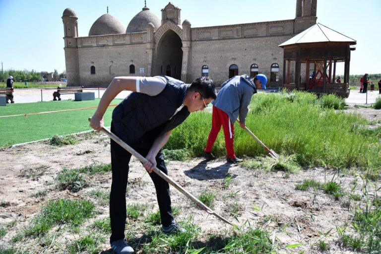 ОТЫРАРЛЫҚТАР АРЫСТАНБАБ КЕСЕНЕСІНІҢ АУМАҒЫН ТАЗАРТТЫ