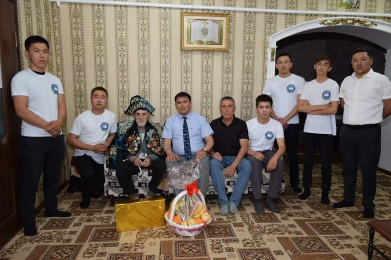 ТҮРКІСТАН: АССАМБЛЕЯ ЖАСТАРЫ 105 ЖАСТАҒЫ ҚАРТ МАЙДАНГЕРГЕ ҚҰРМЕТ КӨРСЕТТІ