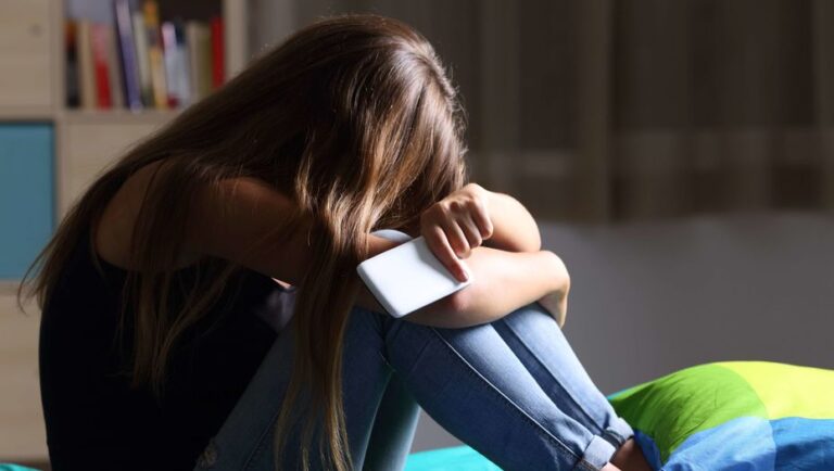 Балаларды әлеуметтік желідегі буллингтен қалай қорғау керек