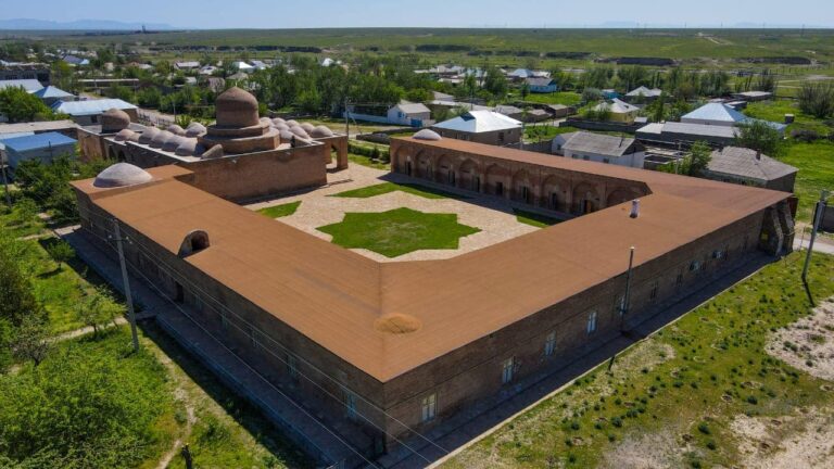 БӘЙДІБЕКТЕ ҒИМАРАТЫ ХІХ ҒАСЫРДЫҢ СӘУЛЕТ ӨНЕРІНЕ ЖАТАТЫН СӘУЛЕТ-КӨРКЕМ МУЗЕЙІ ЖҰМЫС ІСТЕП ТҰР