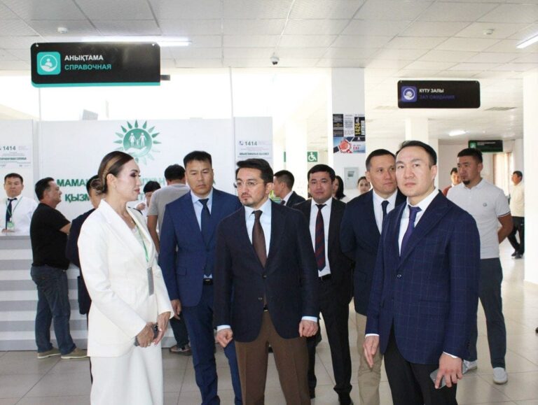Цифрлық даму министрі Жаслан Мадиев Шымкенттегі ХҚКО және мамандандырылған ХҚКО-ны аралады