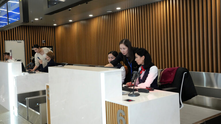 Онлайн тіркеу процесін жылдамдату үшін бірқатар әуе компаниялары мобильді қосымшаларды енгізген