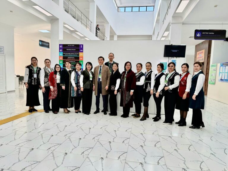 Наурызнама: Шымкентте ХҚКО қызметкерлері келушілерге ұлттық киіммен қызмет көрсетті