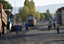 СОЗАҚ АУДАНЫНДА АУЫЛ КӨШЕЛЕРІНЕ АСФАЛЬТ ТӨСЕЛІП ЖАТЫР