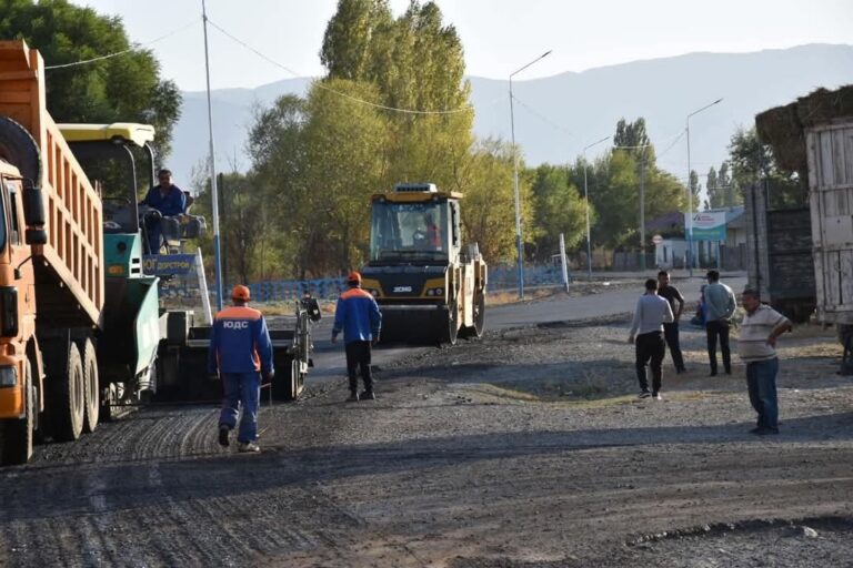 СОЗАҚ АУДАНЫНДА АУЫЛ КӨШЕЛЕРІНЕ АСФАЛЬТ ТӨСЕЛІП ЖАТЫР