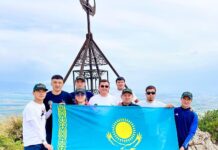 МЕМЛЕКЕТТІК РӘМІЗДЕР КҮНІНЕ ОРАЙ ҚАЗЫҒҰРТТЫҚ ЖАСТАР 1700 МЕТРДЕН АСТАМ БИІКТІККЕ ТУ ТІКТІ