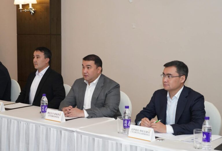 НҰРАЛХАН КӨШЕРОВ БАСТАҒАН ТҮРКІСТАН ОБЛЫСЫНЫҢ ДЕЛЕГАЦИЯСЫ ҚЫТАЙҒА ЖҰМЫС САПАРЫМЕН БАРДЫ