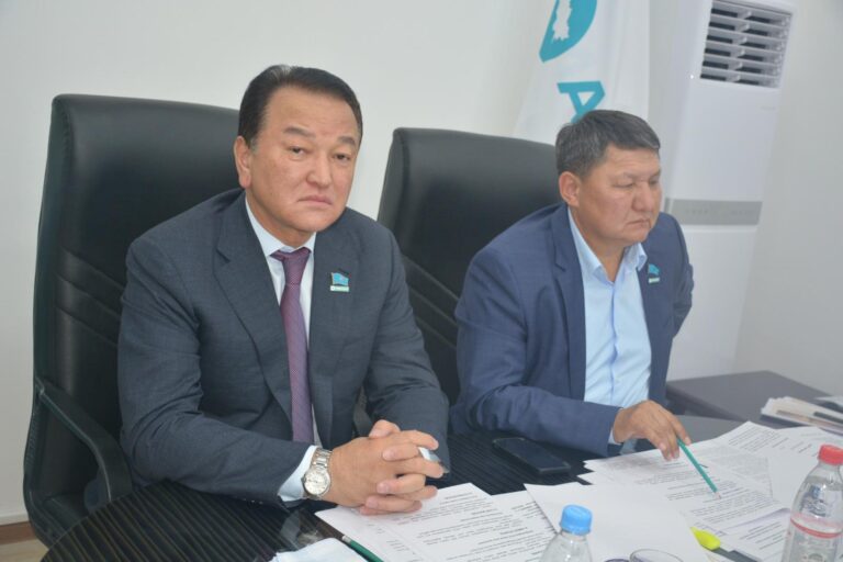 ПАРТИЯЛЫҚ КЕҢЕСТЕ ӨҢІРДІҢ ДАМУЫ МЕН ӨЗЕКТІ МӘСЕЛЕЛЕР САРАЛАНДЫ