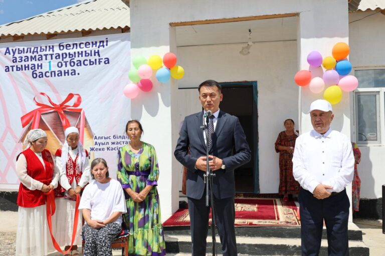 САУРАНДЫҚ ЖОМАРТ ЖАНДАР МҰҚТАЖ ОТБАСЫҒА БАСПАНА СЫЙЛАДЫ