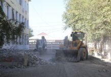 ТҮРКІСТАН ҚАЛАСЫНЫҢ ӘКІМІ КҮРДЕЛІ ЖӨНДЕУДЕН ӨТІП ЖАТҚАН БІЛІМ ОРДАЛАРЫН АРАЛАДЫ