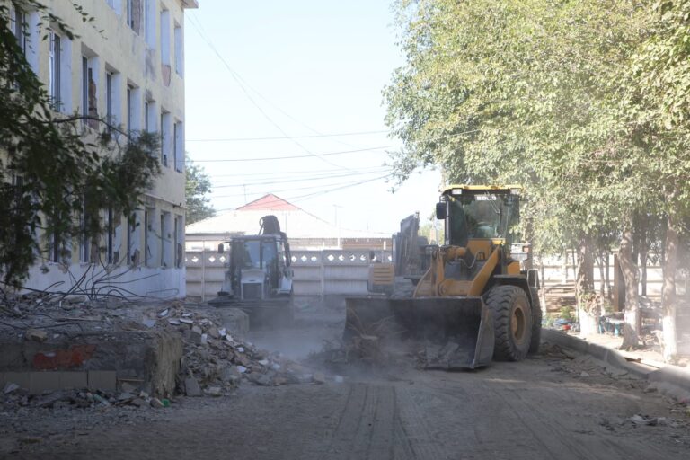 ТҮРКІСТАН ҚАЛАСЫНЫҢ ӘКІМІ КҮРДЕЛІ ЖӨНДЕУДЕН ӨТІП ЖАТҚАН БІЛІМ ОРДАЛАРЫН АРАЛАДЫ