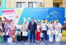 ТҮРКІСТАНДА 100-ГЕ ЖУЫҚ ОТБАСЫНА БАСПАНА КІЛТІ МЕН ДОМБЫРА ТАРТУ ЕТІЛДІ