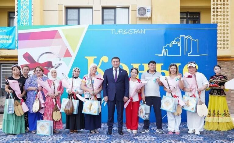 ТҮРКІСТАНДА 100-ГЕ ЖУЫҚ ОТБАСЫНА БАСПАНА КІЛТІ МЕН ДОМБЫРА ТАРТУ ЕТІЛДІ