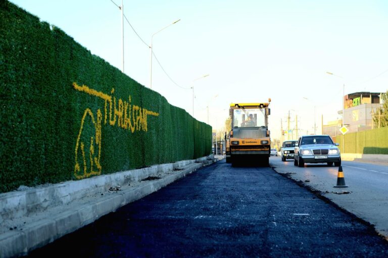 ТҮРКІСТАН ҚАЛАСЫНДА ЖОЛ ЖӨНДЕУ ЖҰМЫСТАРЫ ЖҮЙЕЛІ АТҚАРЫЛУДА