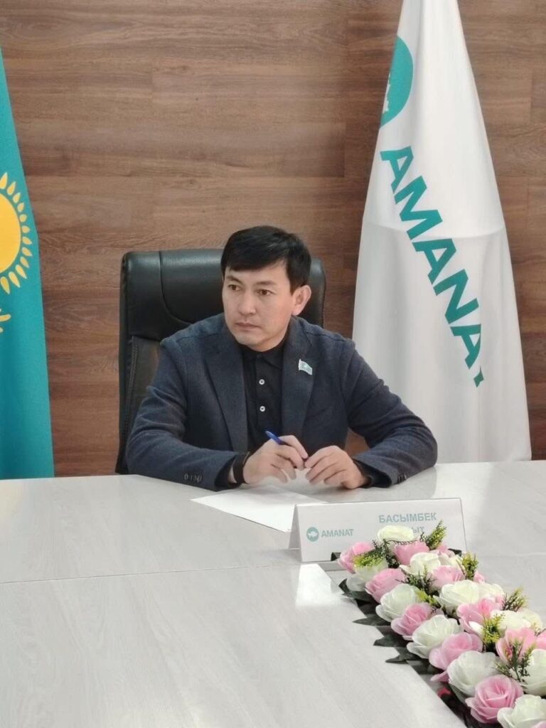 ДЕПУТАТ ТҰРҒЫНДАРДЫҢ ӨЗЕКТІ МӘСЕЛЕЛЕРІН ТЫҢДАДЫ