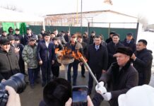 ТҮРКІСТАН: ОБЛЫС ӘКІМІНІҢ ХАЛЫҚПЕН КЕЗДЕСУІНДЕ АЙТЫЛҒАН МӘСЕЛЕ ШЕШІМІН ТАУЫП, ЖЕТІСАЙДАҒЫ АУЫЛҒА ГАЗ БЕРІЛДІ