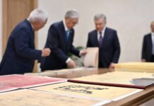 Шавкат Мирзиёев Қасым-Жомарт Тоқаевқа Ясауи кесенесінің құнды құжаттарын табыстады