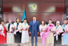 Кентауским многодетным матерям вручены нагрудные знаки